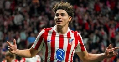 باريس سان جيرمان يعيق طموحات برشلونة في ضم ألفاريز ويعزز موقفه في سوق الانتقالات المقبل