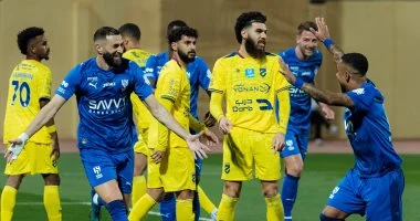 بنزيما يقود الهلال للتقدم في الشوط الأول من الدوري السعودي وسط حماس جماهيري وأداء قوي من الفريق