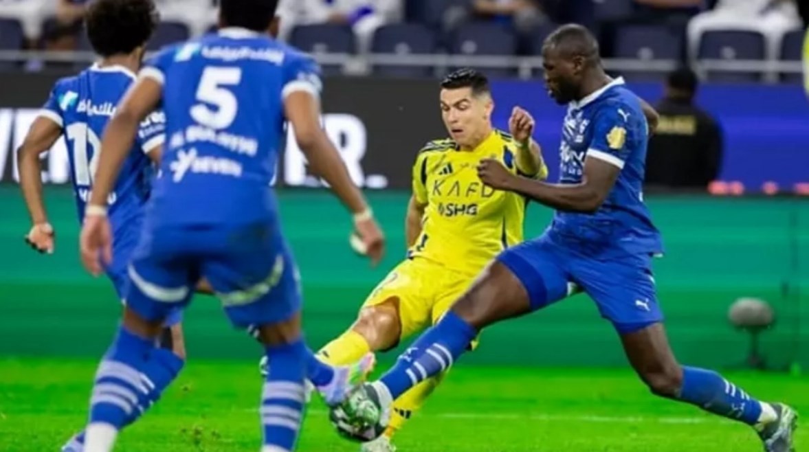تأهب الجماهير لمباراة مثيرة بين بنزيما ورونالدو في مواجهة الهلال والنصر بالتشكيل الرسمي للدوري السعودي