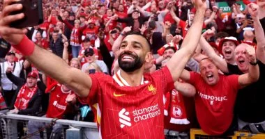 جماهير ليفربول تعد محمد صلاح بدعمه حتى آخر لحظاته في أنفيلد وسط أجواء من الحماس والتقدير