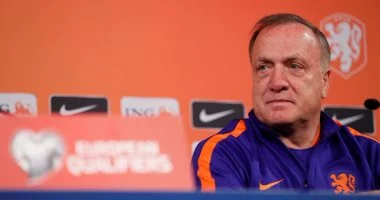ديك أدفوكات يعود لتولي دفة القيادة لمنتخب كوراساو في تصفيات كأس العالم 2026 وسط آمال كبيرة من الجماهير