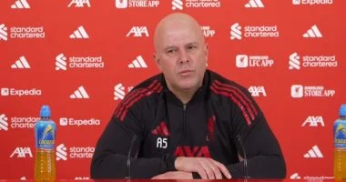 سلوت يتمسك بالبقاء في ليفربول ويرفض عرض أياكس رغم الإغراءات المالية الكبيرة المقدمة له