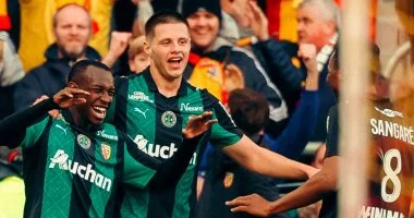 عقوبة قاسية للاعب سعود عبدالحميد إيقاف مباراتين بعد طرده في مواجهة نيس في الدوري الفرنسي